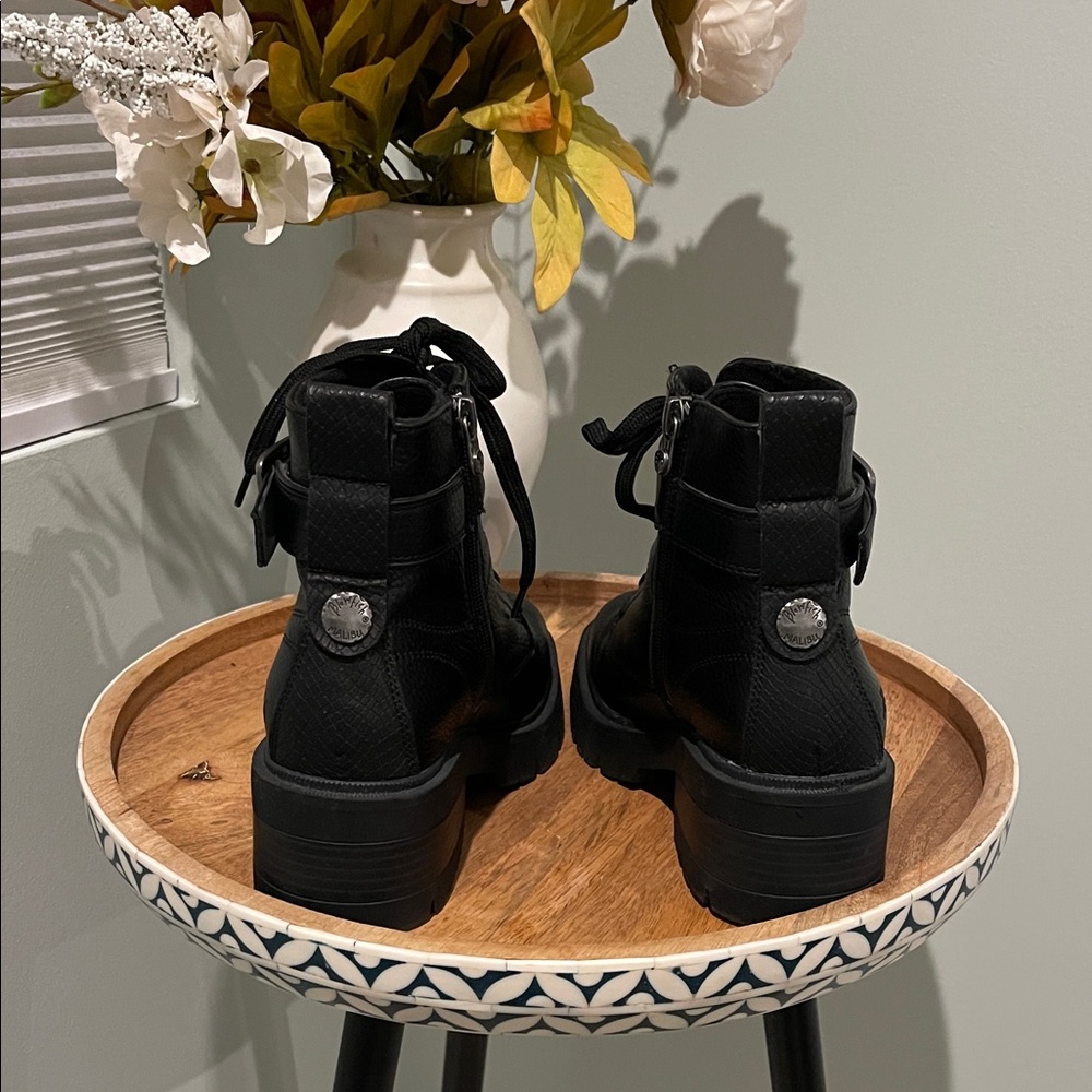 Elegant Black Leather Combat Boots - Picture 3 of 7